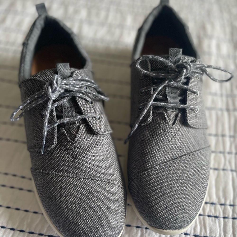 TOMS Women's Cabrillo Sneaker brand new never worn super comfortable